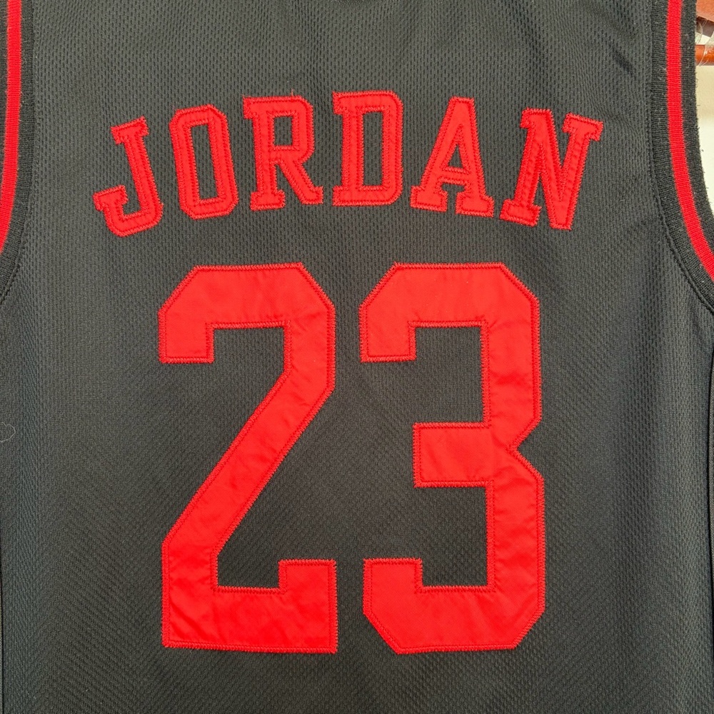 AIR JORDAN #23 JORDAN BLACK RED STITCHED JERSEY KIDS LARGE - Picture 5 of 7
